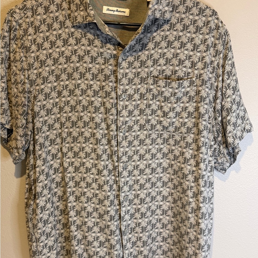 Tommy Bahama Men’s Medium Gray Palm Tree Print Short Sleeve Button Up Shirt